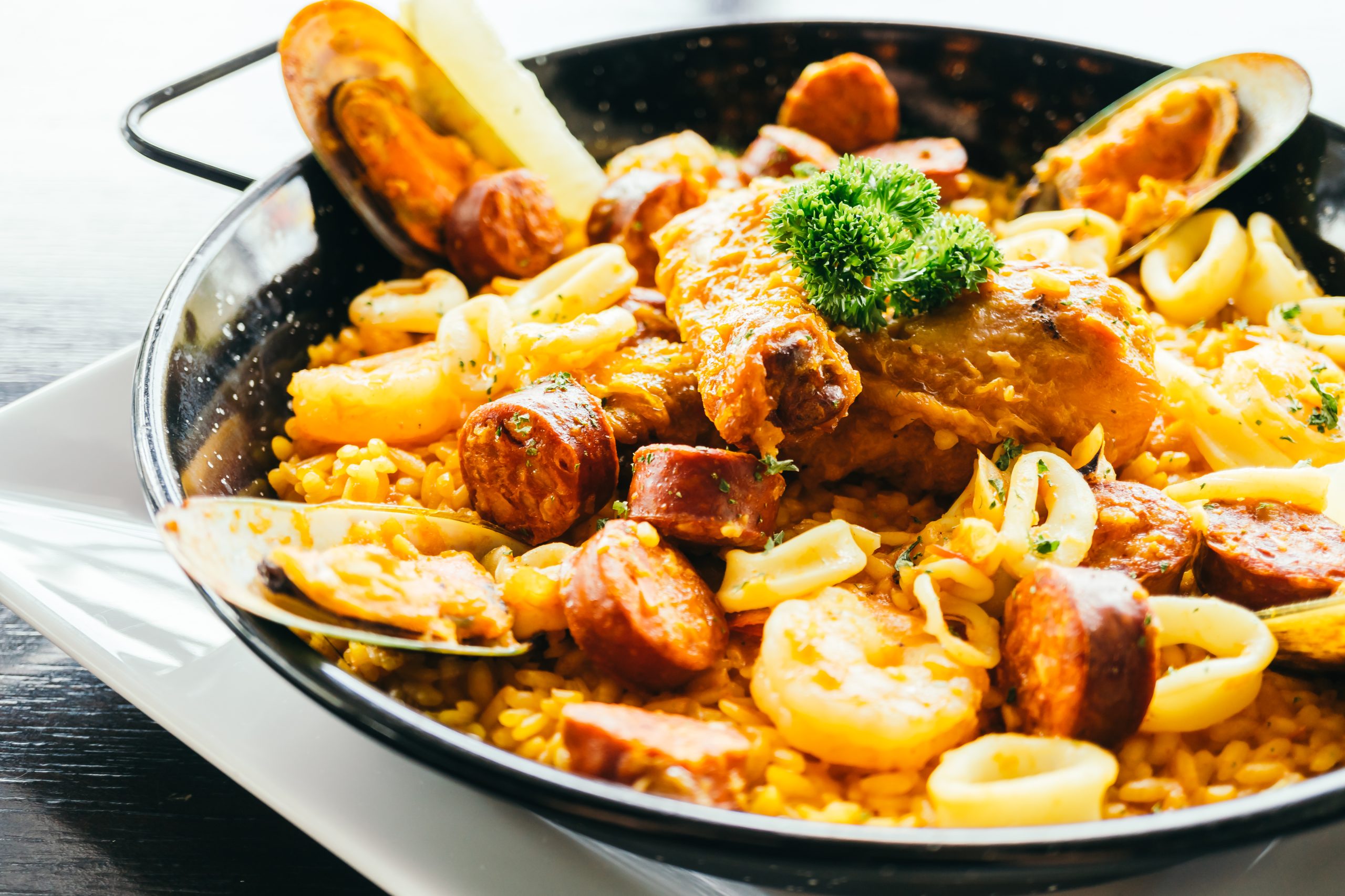 Paella con Chorizo, Marisco y Pollo