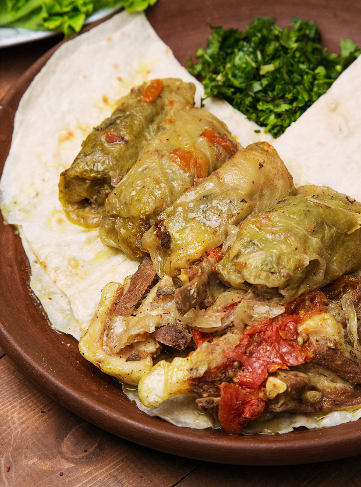 Berza Rellena de Carne y Arroz con Estofado de Ternera y Lavash