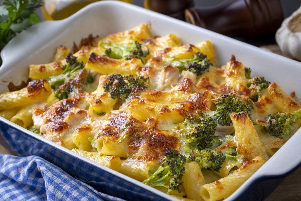 La imagen tiene un atributo ALT vacío; su nombre de archivo es MACARRONES-GRATINADOS-CON-BROCOLI-Y-POLLO-1024x683.jpg